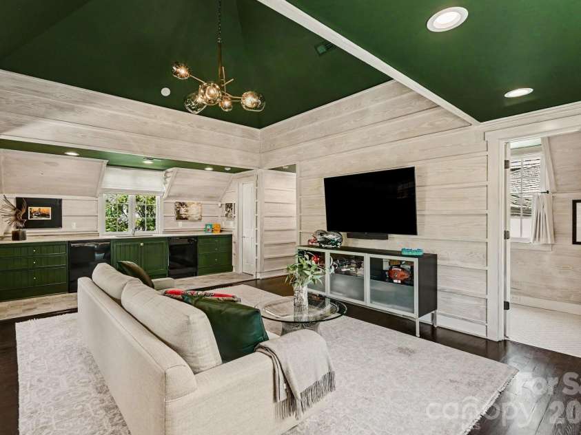 1516 Queens Road, Charlotte, NC 28207.  MLS# CAR4374609, YatesRealty ID 24418. Apartment over garage