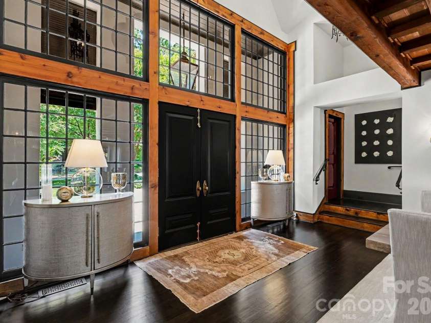 1516 Queens Road, Charlotte, NC 28207.  MLS# CAR4374609, YatesRealty ID 24418. Entryway