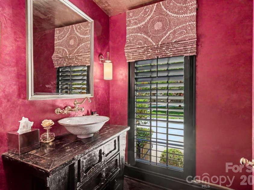 1516 Queens Road, Charlotte, NC 28207.  MLS# CAR4374609, YatesRealty ID 24418. Half bath on main floor