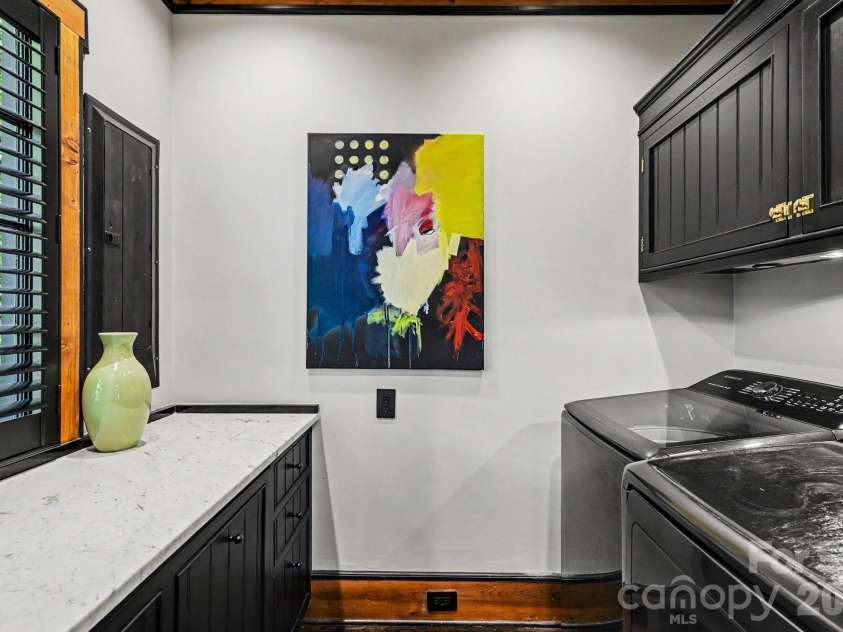 1516 Queens Road, Charlotte, NC 28207.  MLS# CAR4374609, YatesRealty ID 24418. Laundry room on main floor