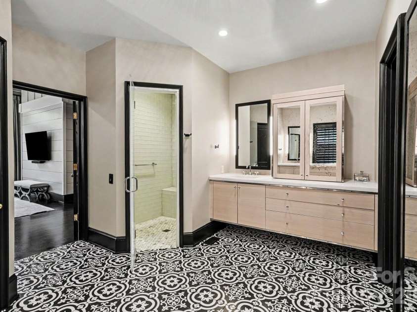 1516 Queens Road, Charlotte, NC 28207.  MLS# CAR4374609, YatesRealty ID 24418. Primary Bath