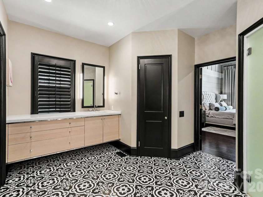 1516 Queens Road, Charlotte, NC 28207.  MLS# CAR4374609, YatesRealty ID 24418. Primary bath