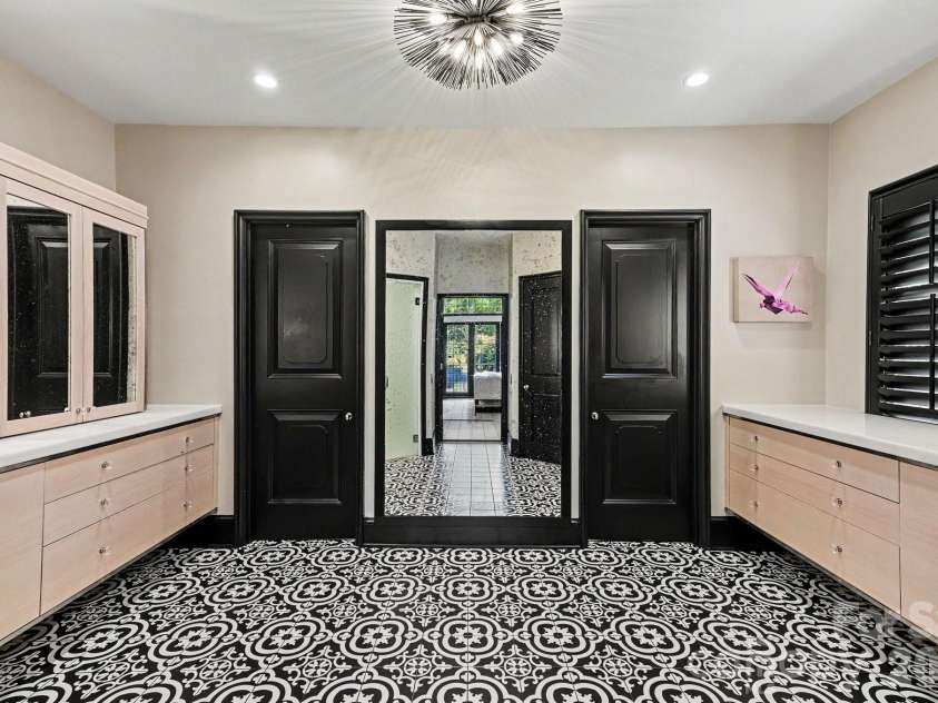 1516 Queens Road, Charlotte, NC 28207.  MLS# CAR4374609, YatesRealty ID 24418. Primary bathroom