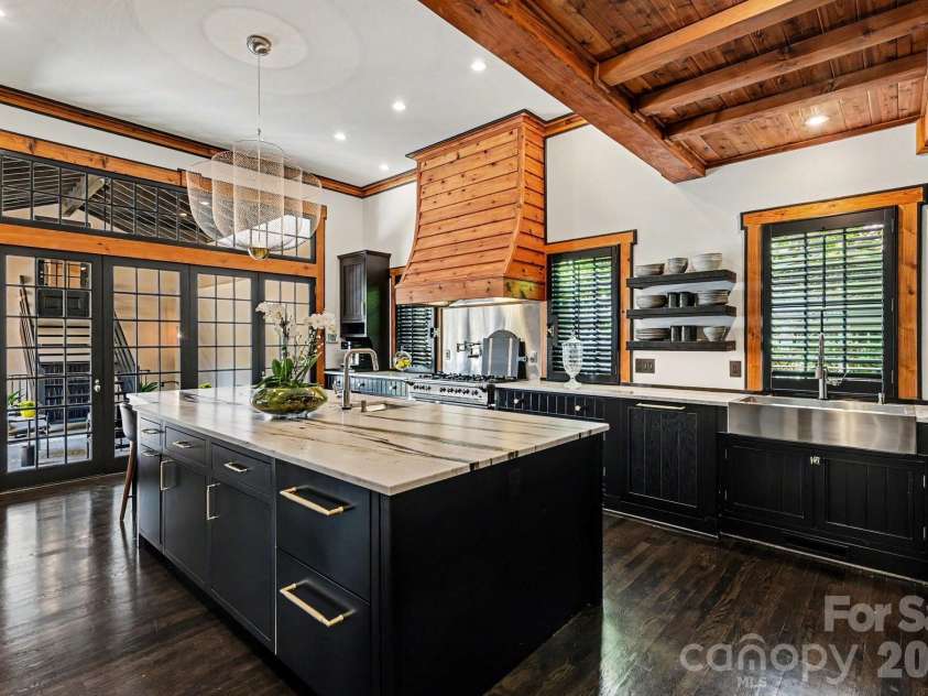 1516 Queens Road, Charlotte, NC 28207.  MLS# CAR4374609, YatesRealty ID 24418. Stunning kitchen