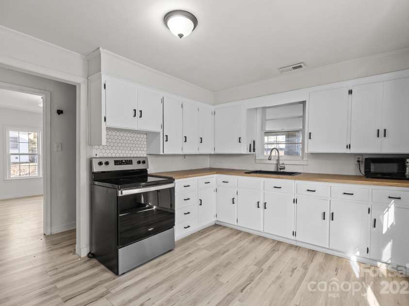 1632 Beulah Church Road, Matthews, NC 28104.  MLS# CAR4328446, YatesRealty ID 24419. 