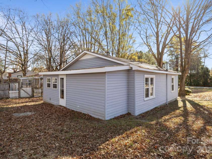 1632 Beulah Church Road, Matthews, NC 28104.  MLS# CAR4328446, YatesRealty ID 24419. 