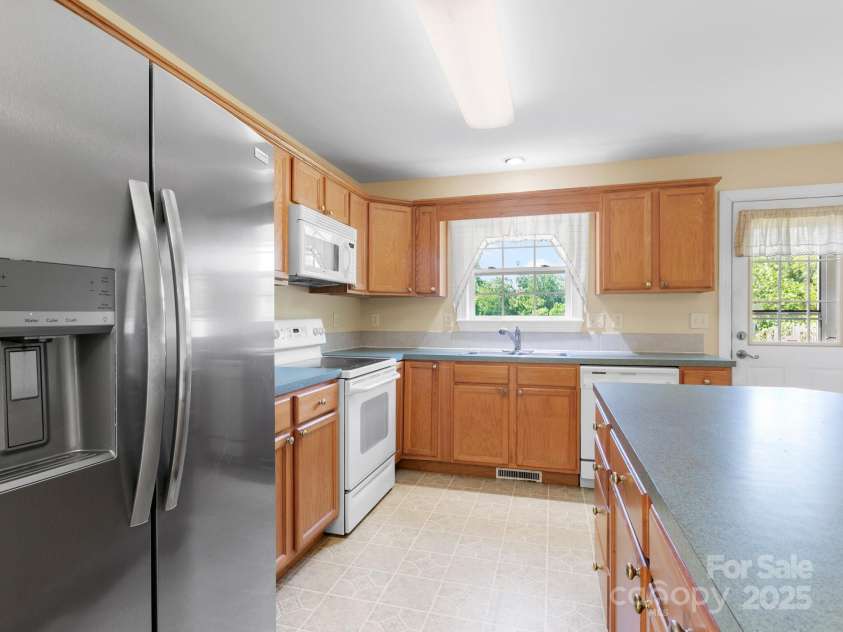 44 5th Avenue, Asheville, NC 28806.  MLS# CAR4273376, YatesRealty ID 24420. 