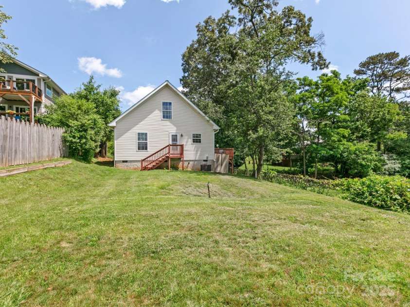 44 5th Avenue, Asheville, NC 28806.  MLS# CAR4273376, YatesRealty ID 24420. Back yard