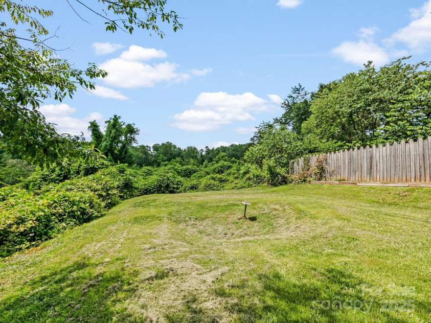 44 5th Avenue, Asheville, NC 28806.  MLS# CAR4273376, YatesRealty ID 24420. Barck yard