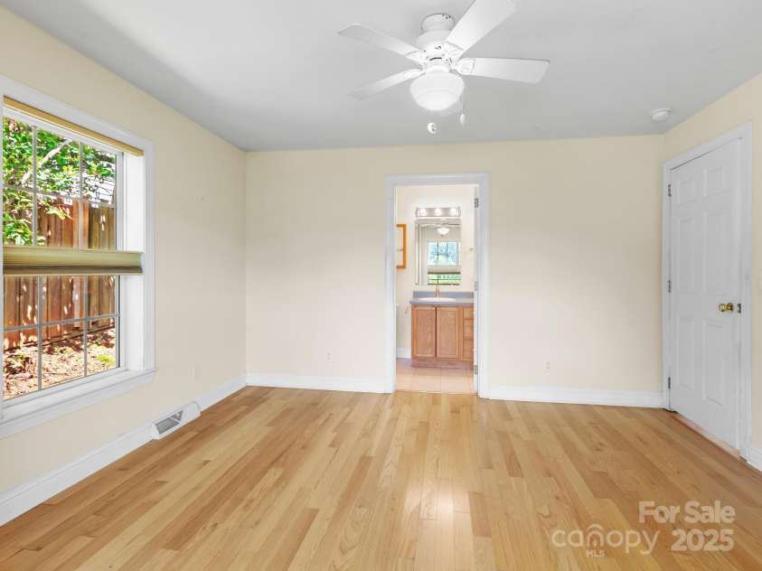 44 5th Avenue, Asheville, NC 28806.  MLS# CAR4273376, YatesRealty ID 24420. Ensuite Primary