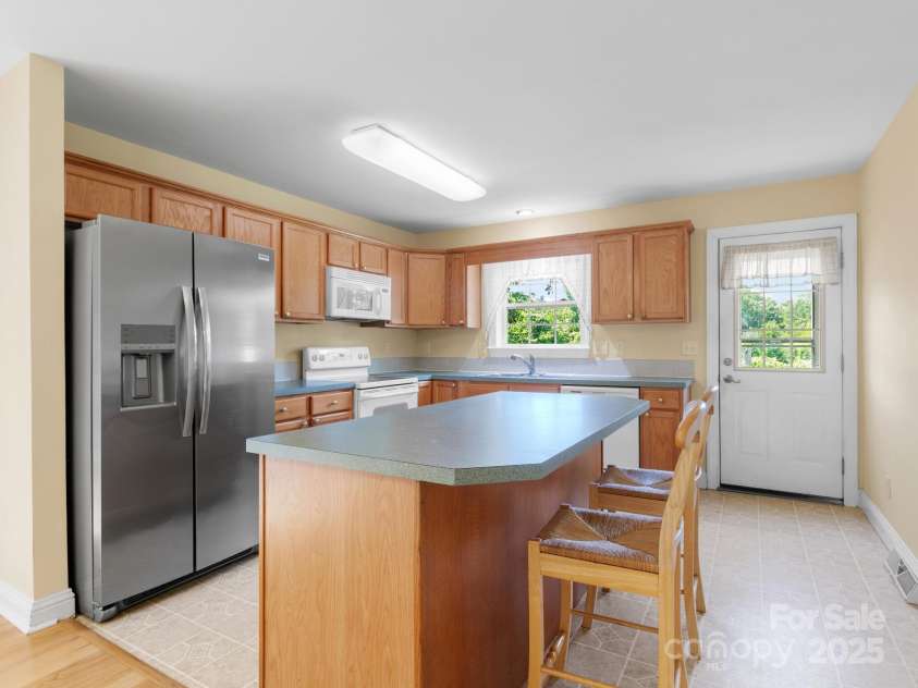44 5th Avenue, Asheville, NC 28806.  MLS# CAR4273376, YatesRealty ID 24420. Kitchen Island with seating