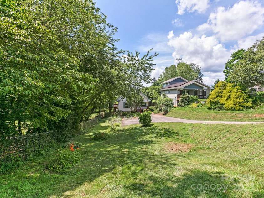 44 5th Avenue, Asheville, NC 28806.  MLS# CAR4273376, YatesRealty ID 24420. Large front yard