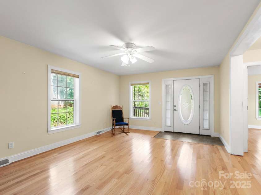44 5th Avenue, Asheville, NC 28806.  MLS# CAR4273376, YatesRealty ID 24420. Living Room