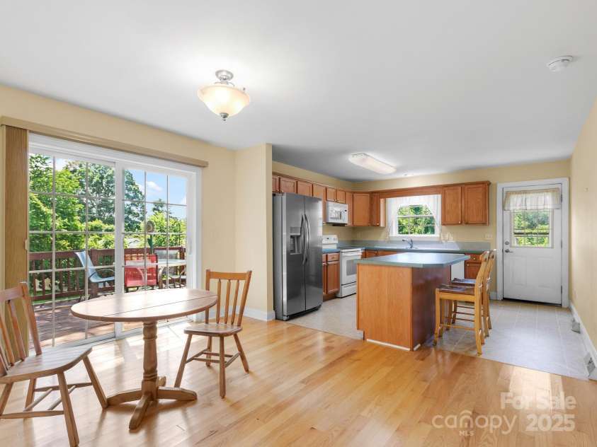 44 5th Avenue, Asheville, NC 28806.  MLS# CAR4273376, YatesRealty ID 24420. Open Dining Area to Kitchen