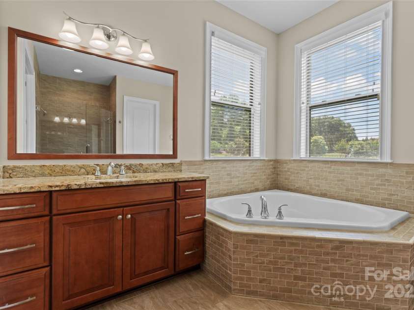 1400 Delaney Drive, Matthews, NC 28104.  MLS# CAR4255210, YatesRealty ID 24424. Master Bath w/garden tub