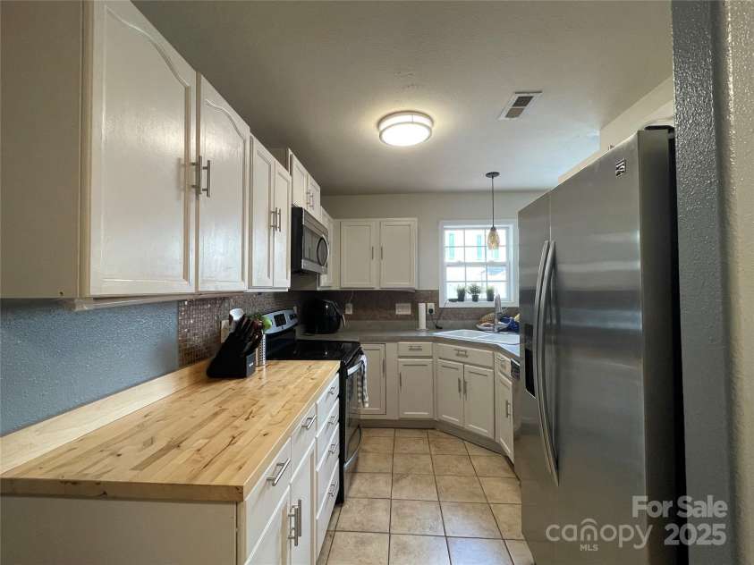 1177 Triece Lane, Charlotte, NC 28215.  MLS# CAR4268656, YatesRealty ID 24426. 