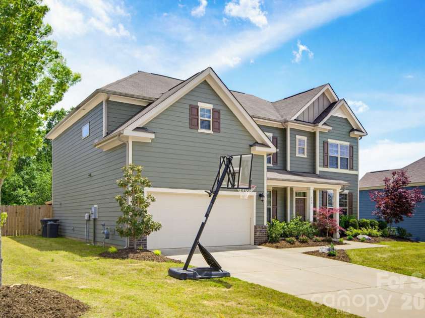 840 Oak Manor Drive, Concord, NC 28025.  MLS# CAR4376551, YatesRealty ID 24429. 