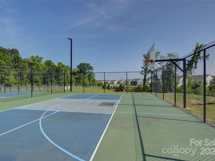 9226 Dunwich Drive, Gastonia, NC 28056.  MLS# CAR4268890, YatesRealty ID 24429. Community Basketball Court
