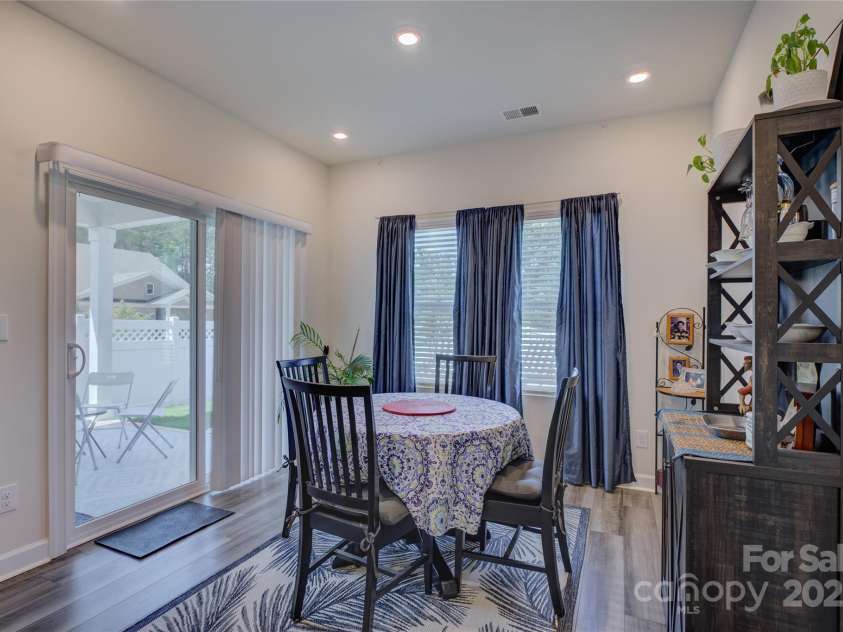 9226 Dunwich Drive, Gastonia, NC 28056.  MLS# CAR4268890, YatesRealty ID 24429. Eat-in kitchen area that overlooks the back patio