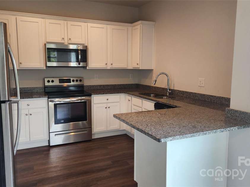 14727 Choate Circle, Charlotte, NC 28273.  MLS# CAR4287456, YatesRealty ID 2443. Cozy and convenient kitchen