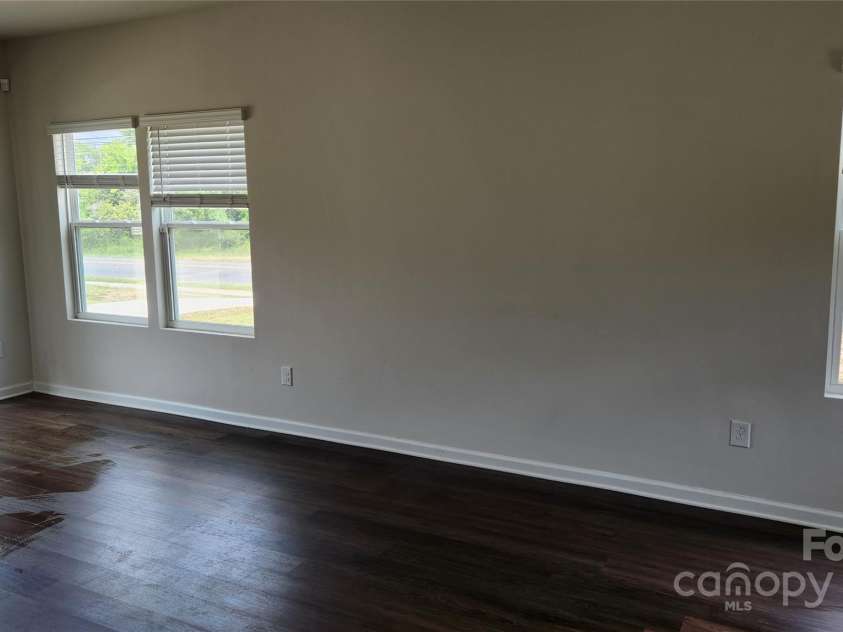 14727 Choate Circle, Charlotte, NC 28273.  MLS# CAR4287456, YatesRealty ID 2443. Large Window in Primary Bathroom