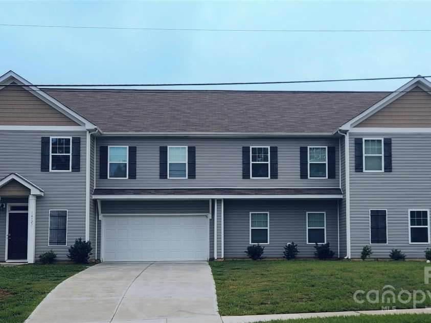14727 Choate Circle, Charlotte, NC 28273.  MLS# CAR4287456, YatesRealty ID 2443. Two symmetrical units side by side