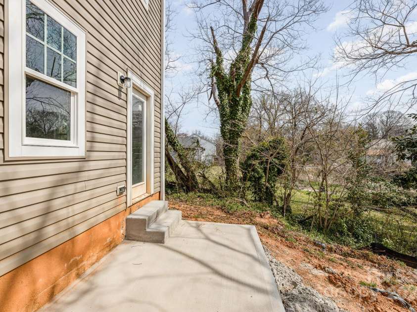 126 Bell Street, Statesville, NC 28677.  MLS# CAR4276500, YatesRealty ID 24430. 