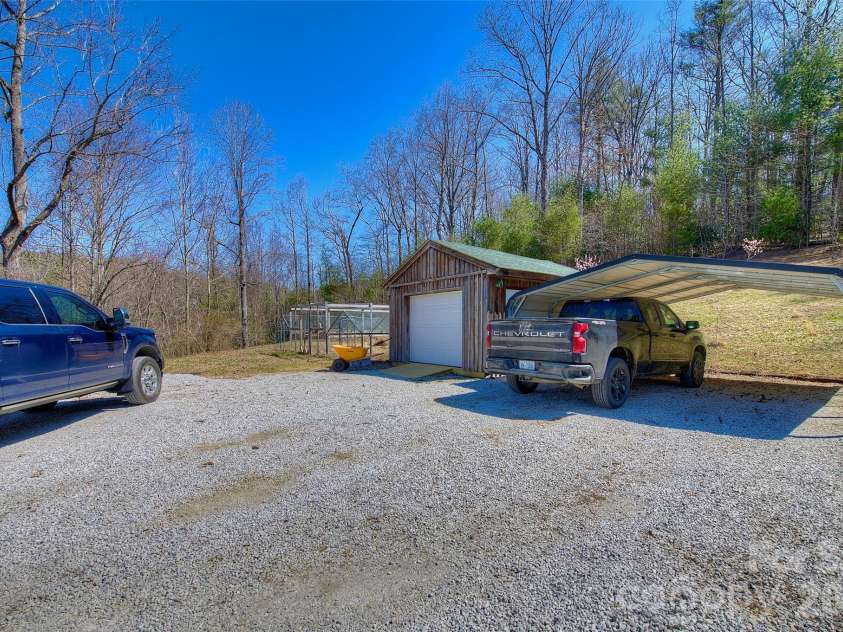 3 Altapass Trail, Spruce Pine, NC 28777.  MLS# CAR4347077, YatesRealty ID 24430. 