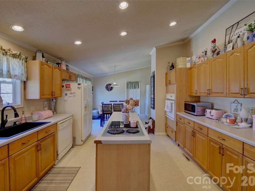 3 Altapass Trail, Spruce Pine, NC 28777.  MLS# CAR4347077, YatesRealty ID 24430. 