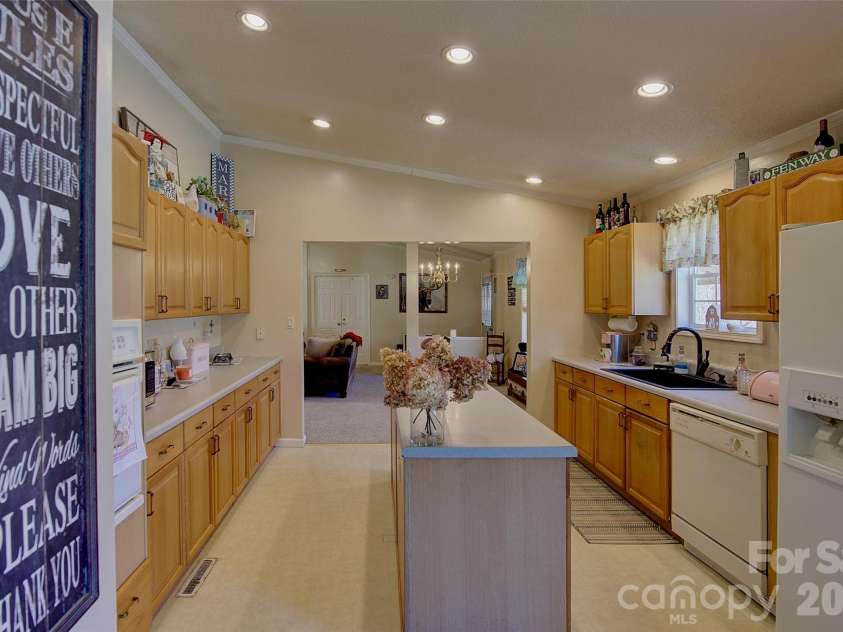 3 Altapass Trail, Spruce Pine, NC 28777.  MLS# CAR4347077, YatesRealty ID 24430. 