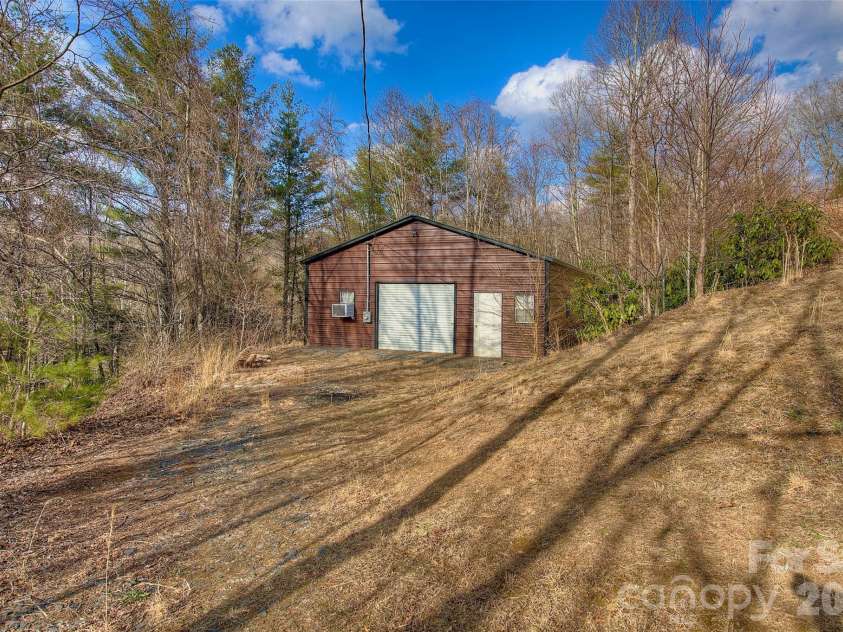 3 Altapass Trail, Spruce Pine, NC 28777.  MLS# CAR4347077, YatesRealty ID 24430. 