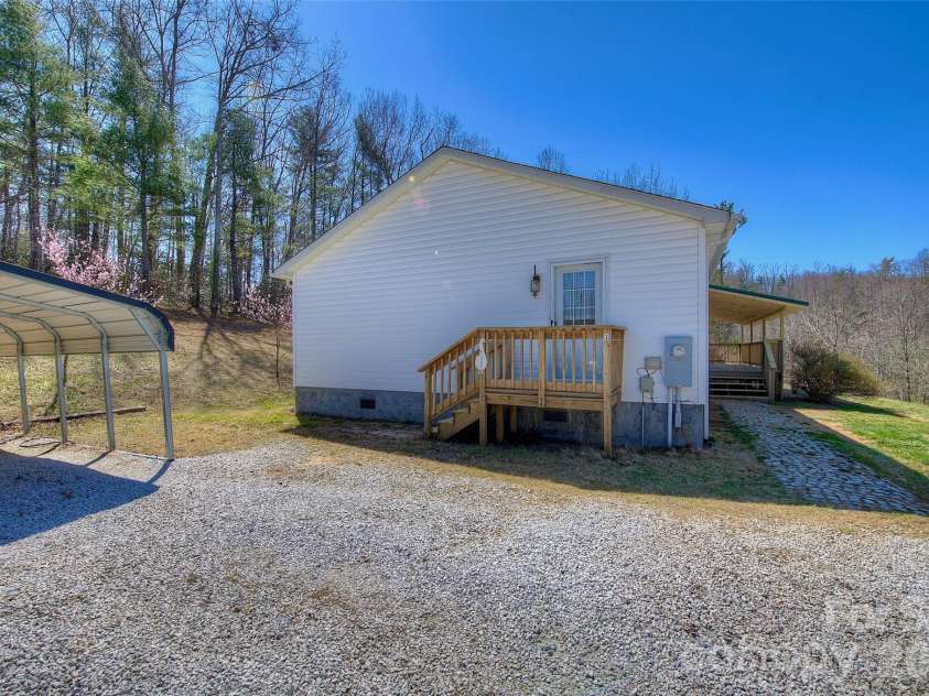 3 Altapass Trail, Spruce Pine, NC 28777.  MLS# CAR4347077, YatesRealty ID 24430. 