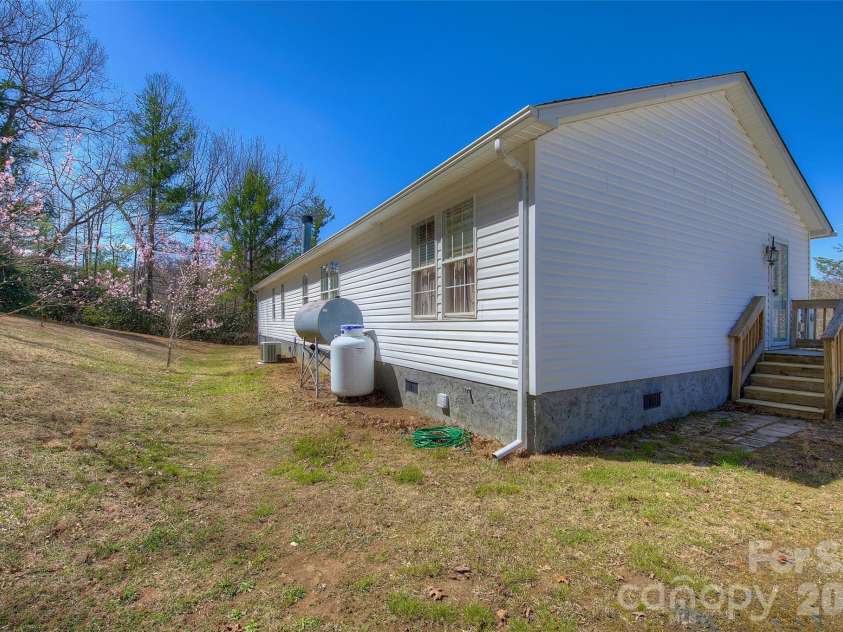 3 Altapass Trail, Spruce Pine, NC 28777.  MLS# CAR4347077, YatesRealty ID 24430. 