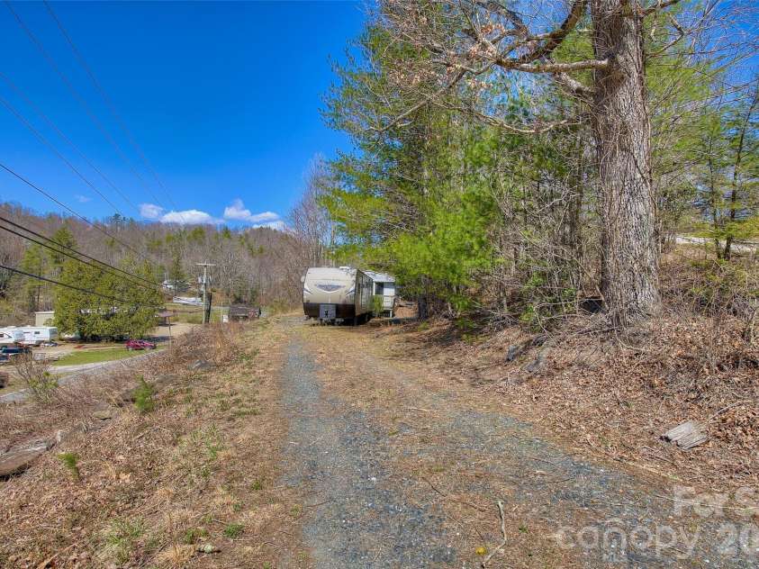 3 Altapass Trail, Spruce Pine, NC 28777.  MLS# CAR4347077, YatesRealty ID 24430. 