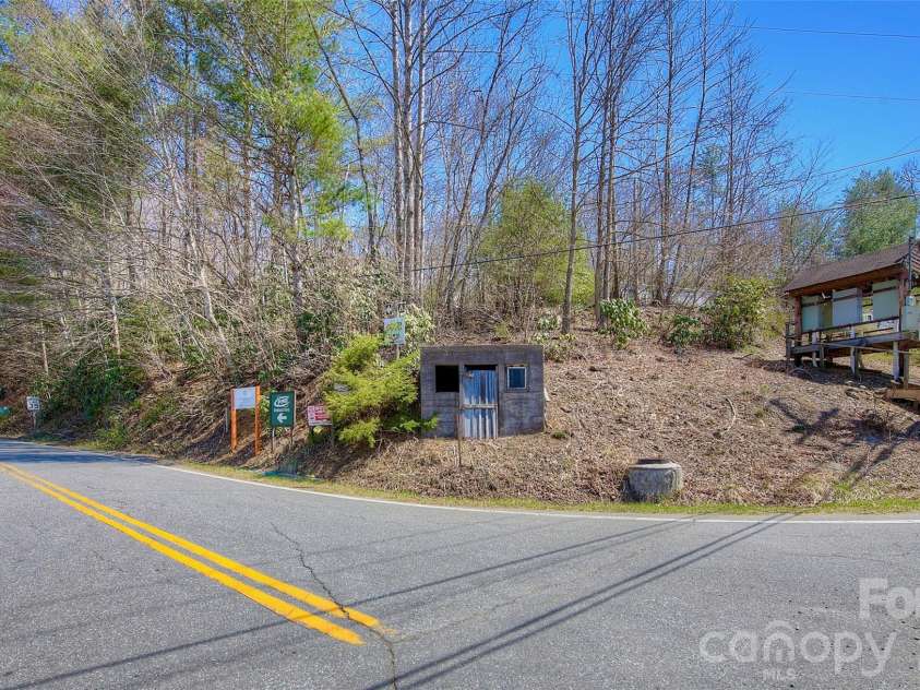 3 Altapass Trail, Spruce Pine, NC 28777.  MLS# CAR4347077, YatesRealty ID 24430. 