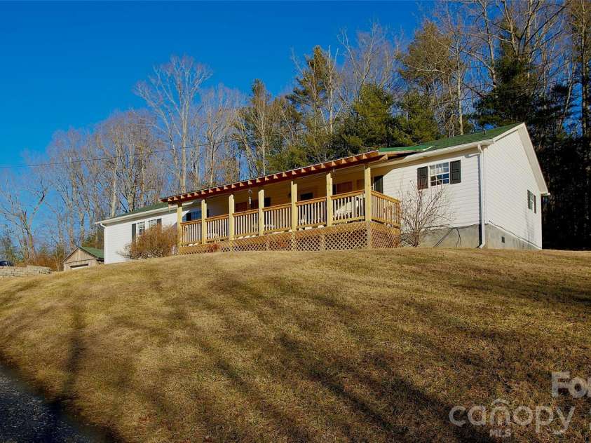 3 Altapass Trail, Spruce Pine, NC 28777.  MLS# CAR4347077, YatesRealty ID 24430. 