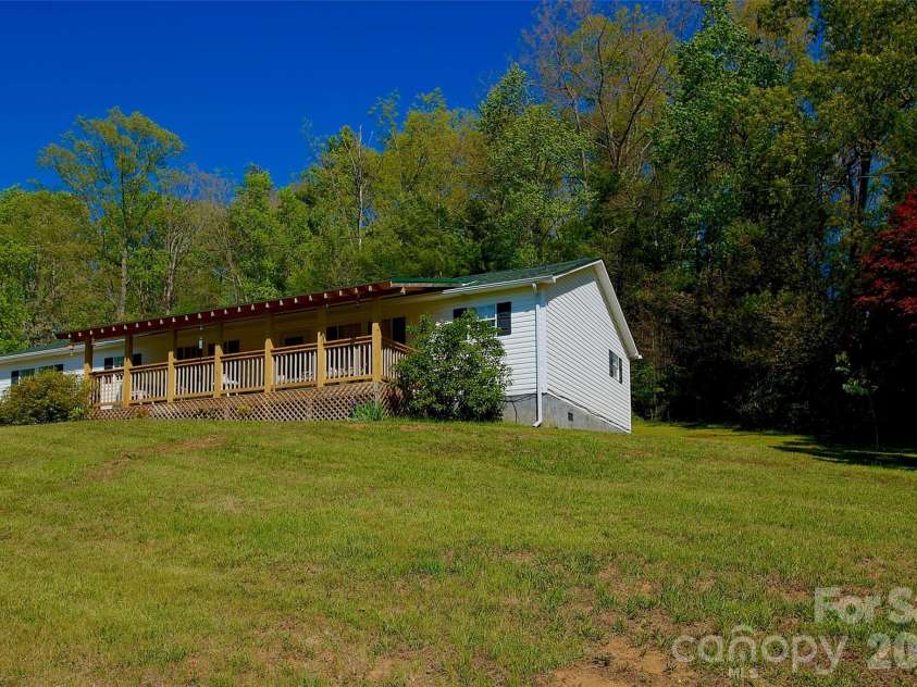 3 Altapass Trail, Spruce Pine, NC 28777.  MLS# CAR4347077, YatesRealty ID 24430. 