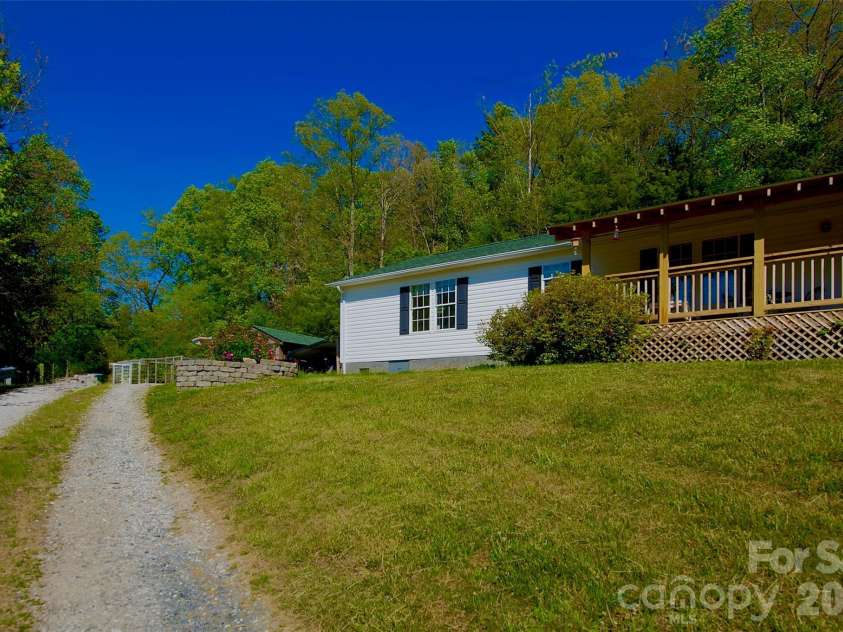 3 Altapass Trail, Spruce Pine, NC 28777.  MLS# CAR4347077, YatesRealty ID 24430. 
