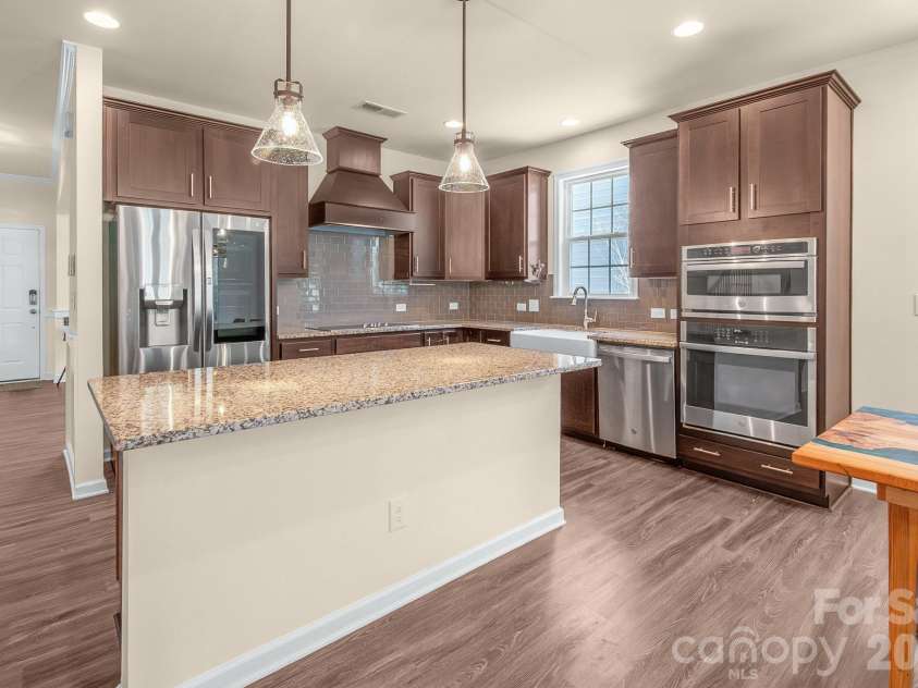 7420 Tullamore Glen, Huntersville, NC 28078.  MLS# CAR4323315, YatesRealty ID 24431. Large Kitchen with oversized island