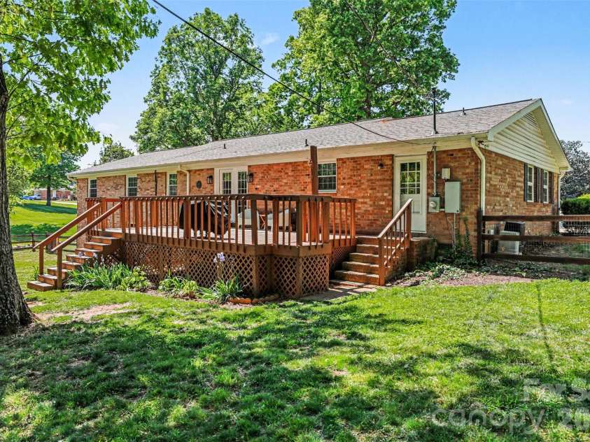 2115 Candlewood Drive, Concord, NC 28027.  MLS# CAR4366895, YatesRealty ID 24432. 