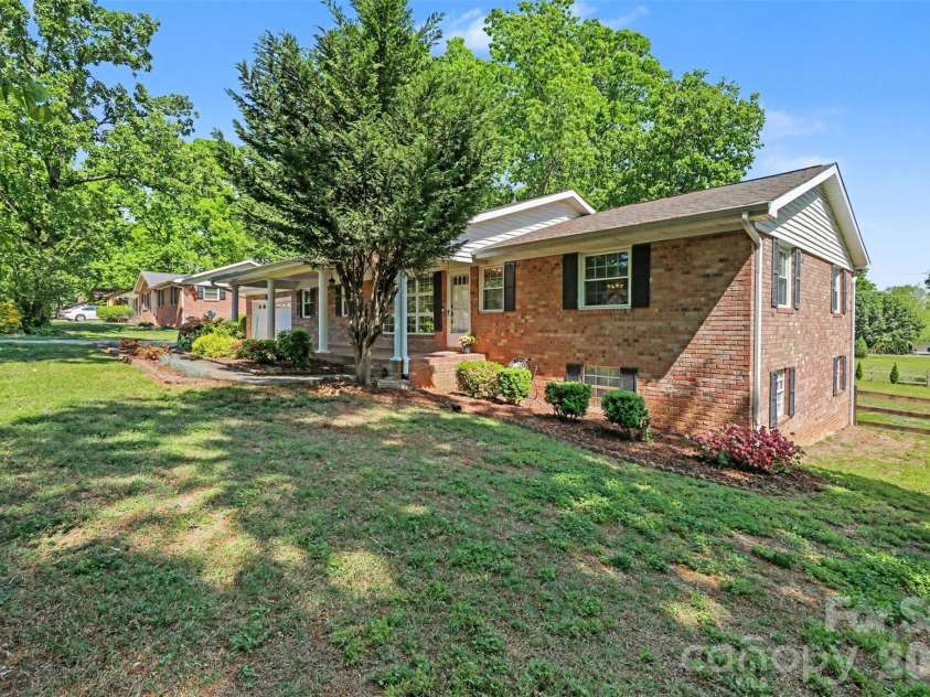 2115 Candlewood Drive, Concord, NC 28027.  MLS# CAR4366895, YatesRealty ID 24432. 
