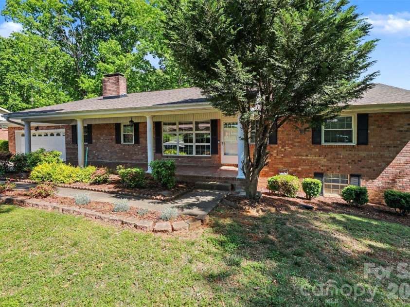2115 Candlewood Drive, Concord, NC 28027.  MLS# CAR4366895, YatesRealty ID 24432. 