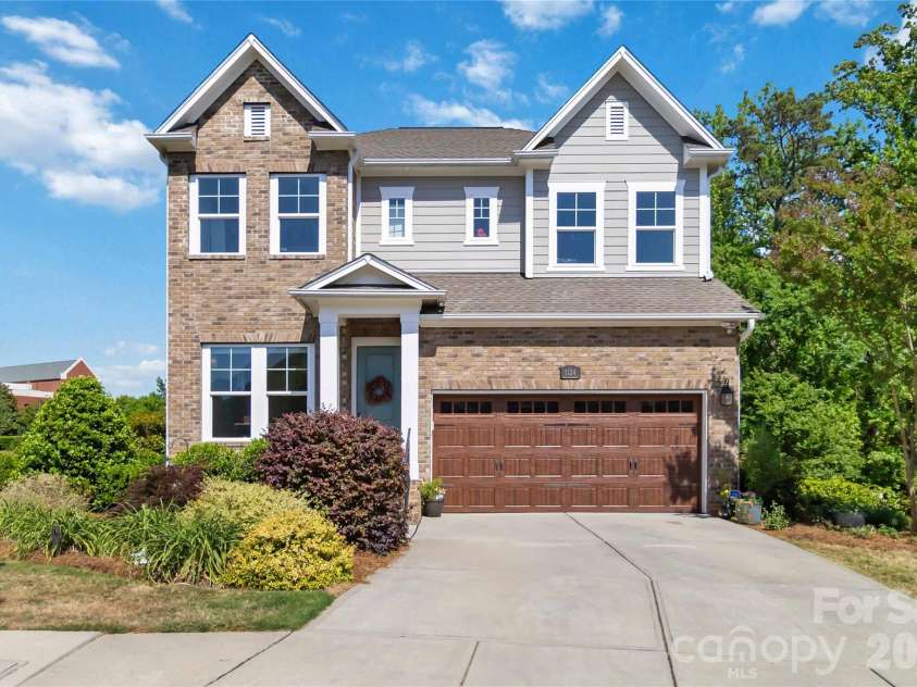 1124 Greenbridge Drive, Matthews, NC 28105.  MLS# CAR4373160, YatesRealty ID 24433. 