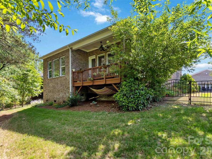 1124 Greenbridge Drive, Matthews, NC 28105.  MLS# CAR4373160, YatesRealty ID 24433. 