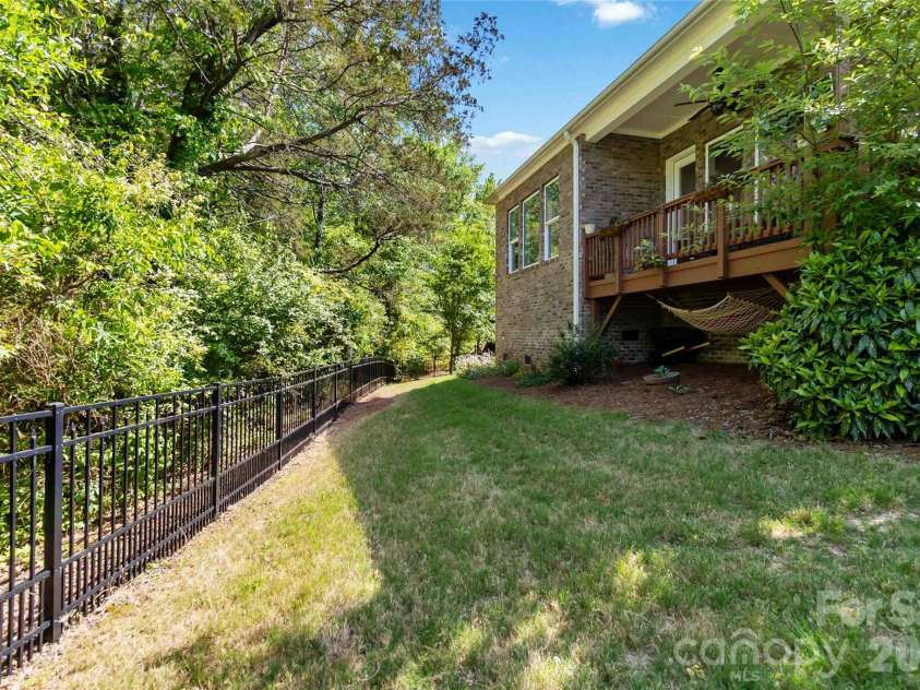1124 Greenbridge Drive, Matthews, NC 28105.  MLS# CAR4373160, YatesRealty ID 24433. 