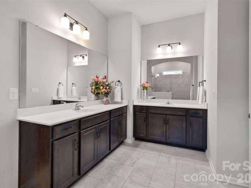 1124 Greenbridge Drive, Matthews, NC 28105.  MLS# CAR4373160, YatesRealty ID 24433. Spacious primary bath