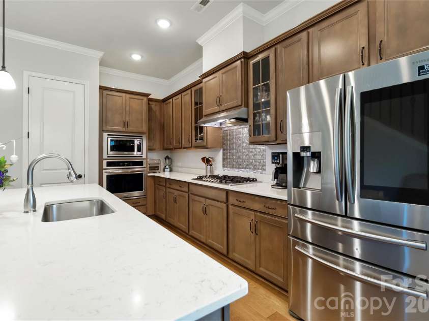 1124 Greenbridge Drive, Matthews, NC 28105.  MLS# CAR4373160, YatesRealty ID 24433. Walk-in Pantry