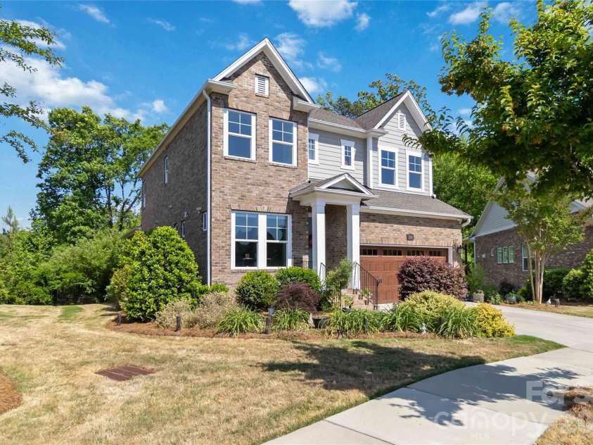 1124 Greenbridge Drive, Matthews, NC 28105.  MLS# CAR4373160, YatesRealty ID 24433. Welcome Home!