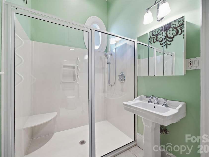 15 Kings Mountain Street, York, SC 29745.  MLS# CAR4336422, YatesRealty ID 24433. Primary Bath/Closet