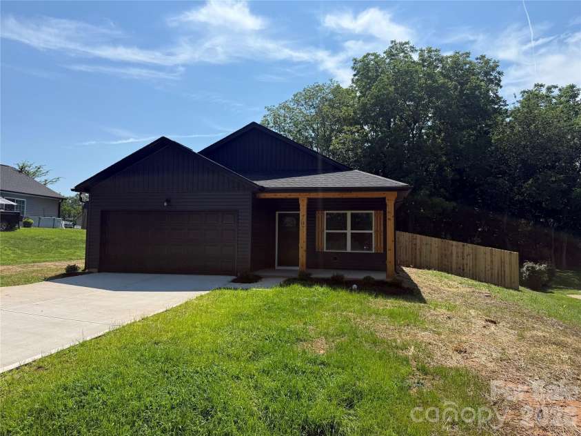 707 Robin Avenue, Kannapolis, NC 28081.  MLS# CAR4382666, YatesRealty ID 24435. Front of home with fence